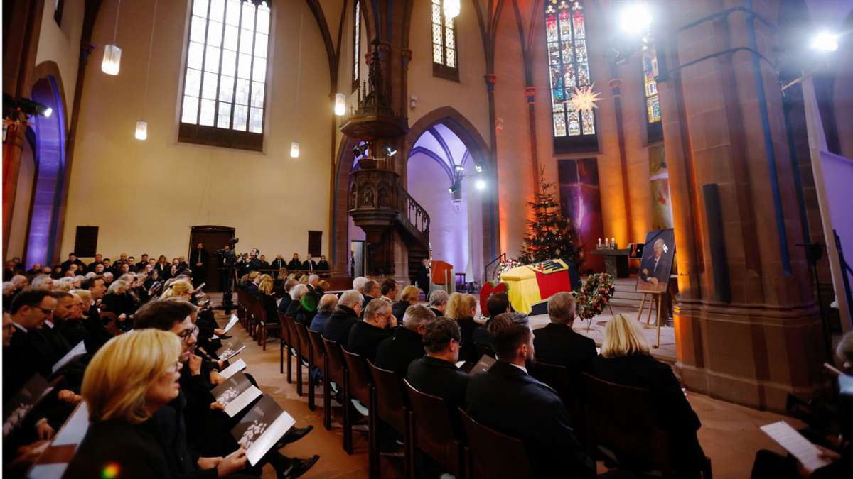 Hunderte Gäste kommen zur Trauerfeier von Wolfgang Schäuble in in der evangelischen Stadtkirche von Offenburg.