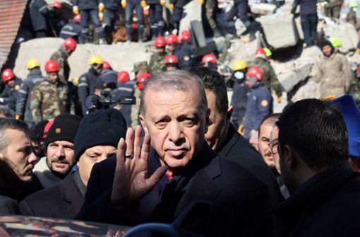Präsident Recep Tayyip Erdogan bei einem Besuch im Erdbebengebiet Foto: AFP/ADEM ALTAN