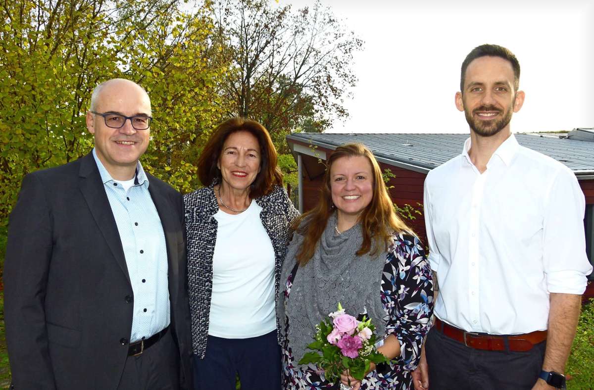 Verena Theimel (2. v. r.) mit Bürgermeister Martin Thüringer, Schulamtsdirektorin Angela Huber und Konrektor Tim Strübig (v. l.) Foto: hos
