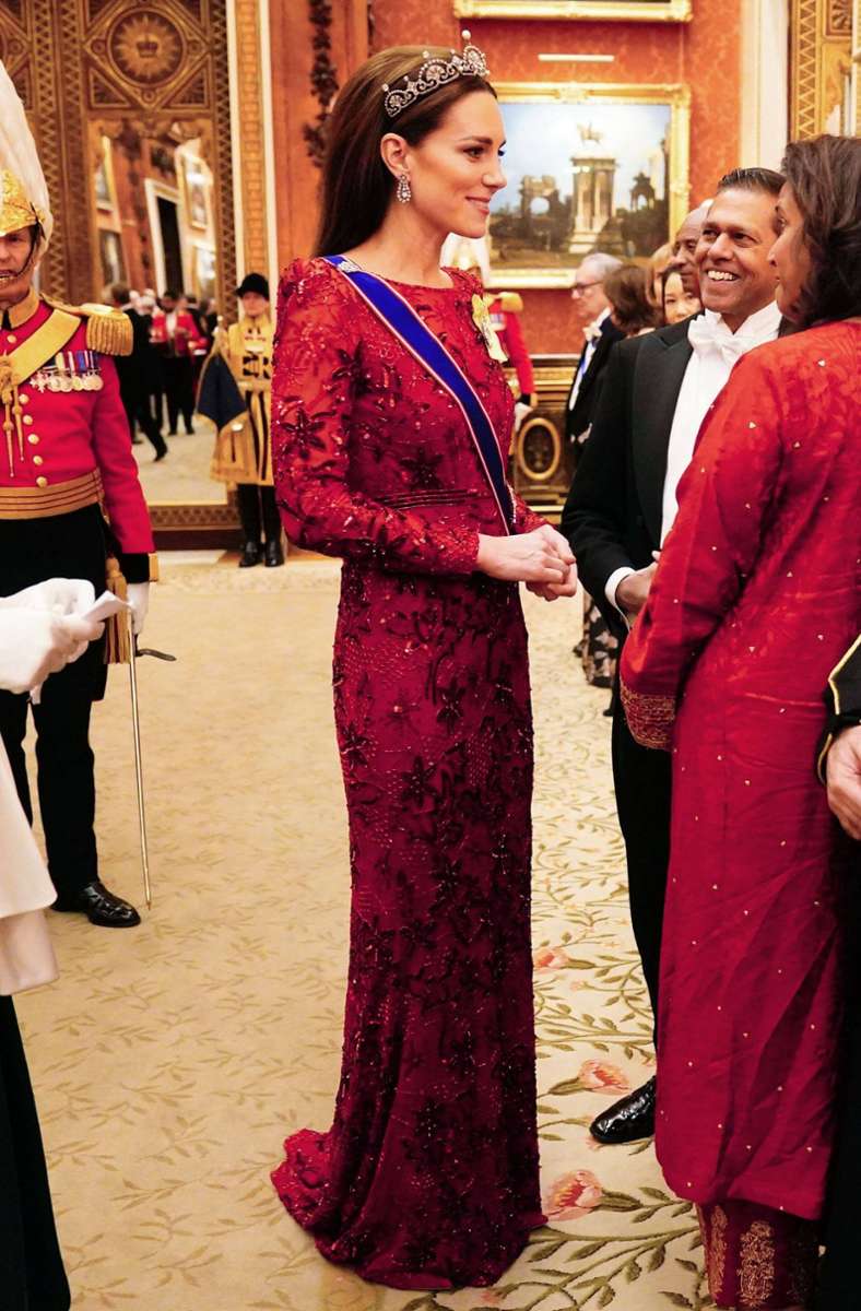 Prinzessin Kate trug ein bodenlanges, weinrotes Kleid von Jenny Packham ...