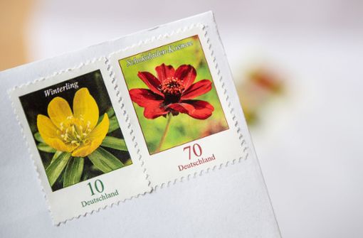 Briefmarken gibt es mit den unterschiedlichsten Motiven – in Spanien veröffentlichte die Post eine Serie mit vier verschiedenen Hautfarben. (Symbolbild) Foto: dpa/Fabian Sommer