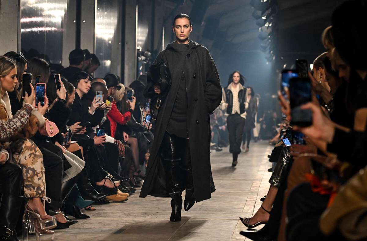 Pariser Fashion Week: Leder als Trend auf und neben den Laufstegen