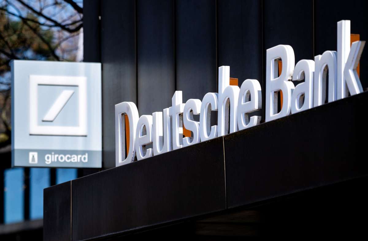 Der Trend geht zum digitalen Banking, stellt die Deutsche Bank fest. Bei der mobilen App verzeichnete das Institut  einen starken Zuwachs der Nutzer- und Zugriffszahlen. Foto: dpa/Hauke-Christian Dittrich