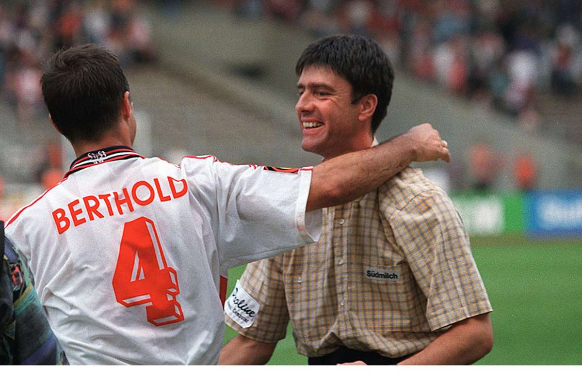 Nach einem starken Saisonstart stieg Joachim Löw (rechts)  1996 beim VfB vom Interims- zum Chefcoach auf. In unserer Bildergalerie blicken wir auf die Bilanz der Stuttgarter Übergangstrainer in den vergangenen 30 Jahren zurück.