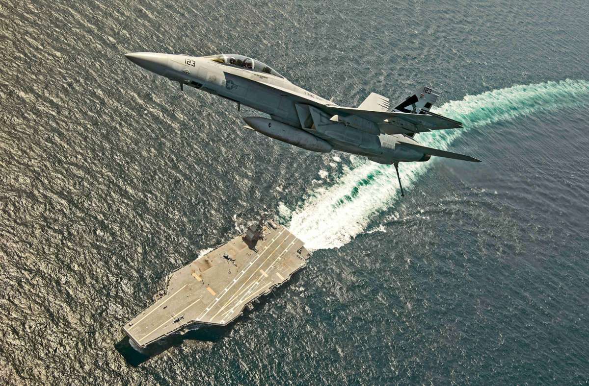 Eine F/A-18F Super Hornet fliegt 2017 im Atlantik über die „USS Gerald R. Ford“.