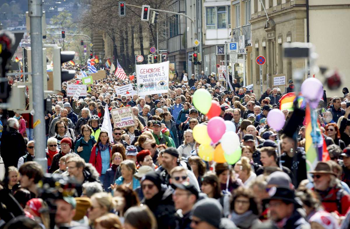 Dicht an dicht ohne Masken drängten sich die Teilnehmer der Demonstration am 3. April durch die Stuttgarter Innenstadt. Foto: Lichtgut/Julian Rettig