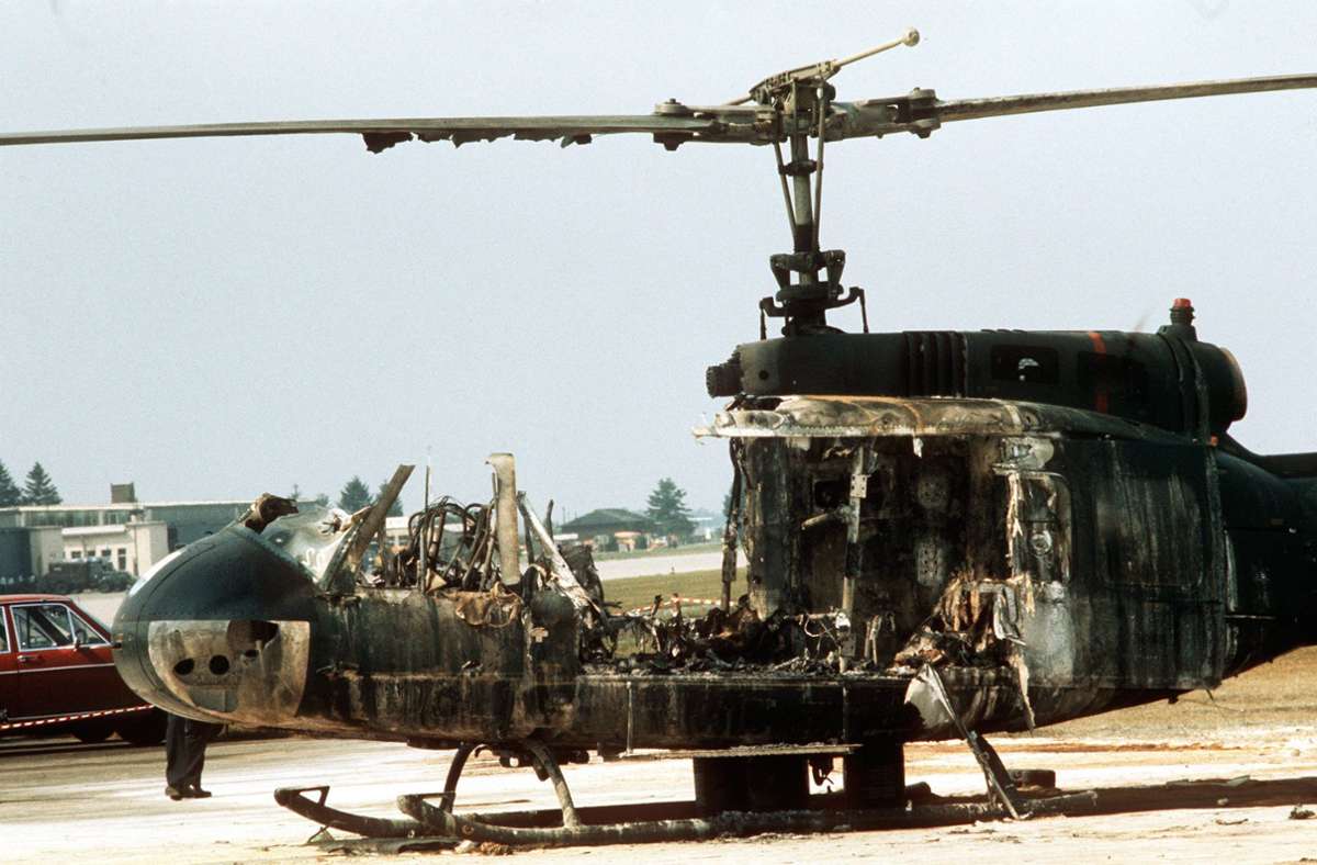 Symbol des Scheiterns: ein ausgebrannter Hubschrauber   am 7. September 1972    auf dem Flugplatz Fürstenfeldbruck nach der misslungenen Geiselbefreiung
