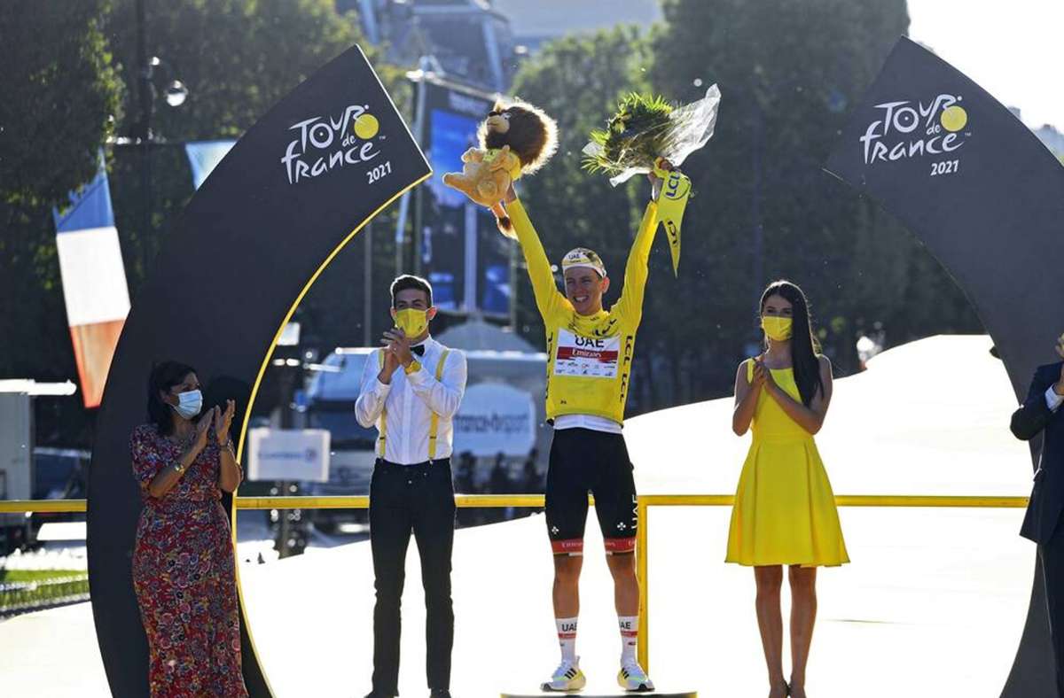 Gesamtsieger Tadej Pogacar (hier bei der Siegerehrung auf den Champs-Elysées) dominierte die Zeitfahren und die Bergetappen, Sprint-Routinier Mark Cavendish gewann vier von fünf Massenankünften. Was auf den ersten Blick wie eine langweilige Tour de France aussieht, hatte doch einige große Momente zu bieten.