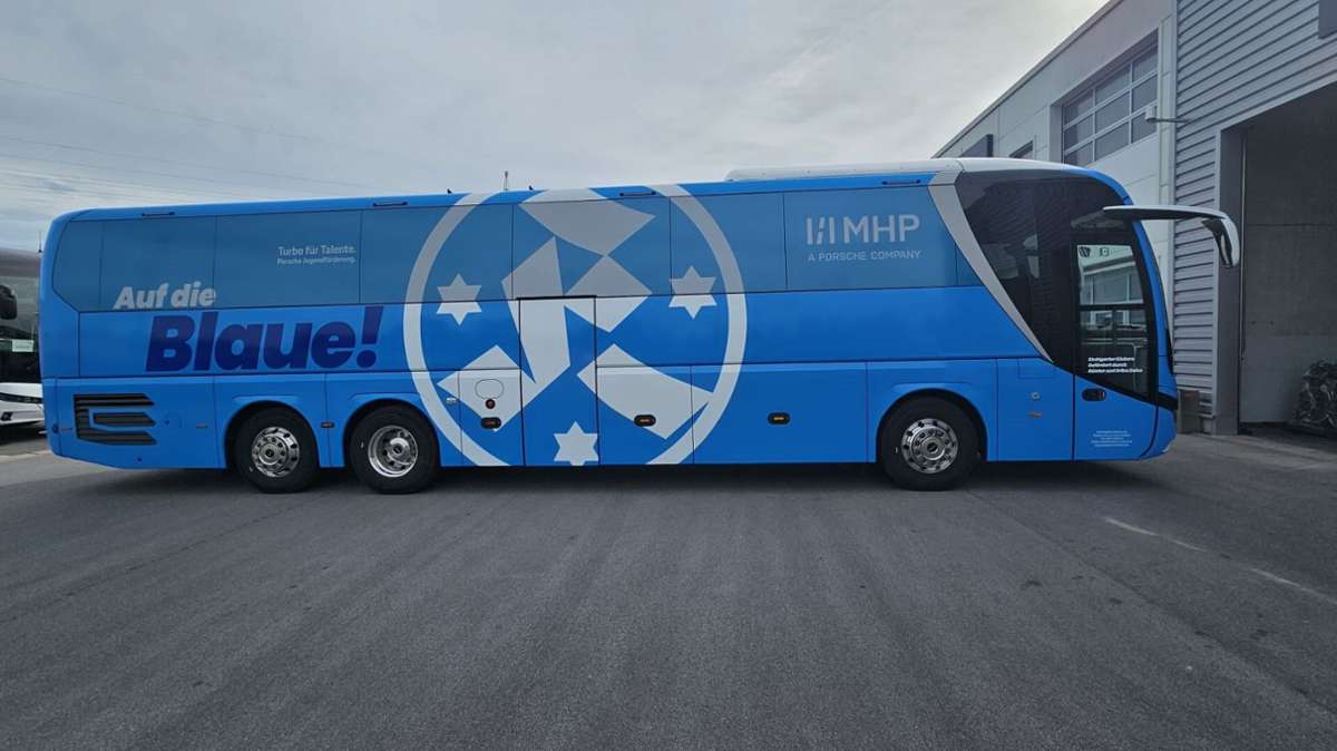 Das neue Schmuckstück der Blauen ist 13,20 Meter lang und 470 PS stark.  MHP  (seit 2015  Hauptsponsor bei den Kickers) ist auf dem Bus verewigt.