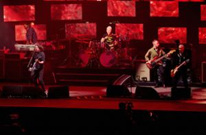 Die Foo Fighters am Freitag bei „Rock am Ring“: vorne links Dave Grohl, am Schlagzeug sitzt der neue Drummer Josh Freese Foto: dpa/Thomas Frey