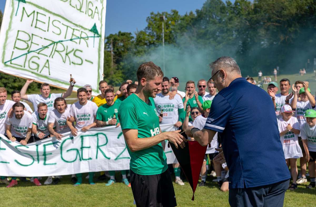 Ab in die Landesliga: Der SV Deckenpfronn bekommt den Bezirksliga-Meisterwimpel überreicht. Foto: Eibner/Drofitsch
