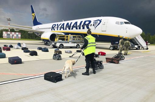 Ein Flugzeug von Ryanair war von Belarus zur Notlandung gezwungen worden. Dann nahmen Sicherheitskräfte den regimekritischen Blogger Roman Protassewitsch fest. (Archivbild) Foto: dpa/Uncredited