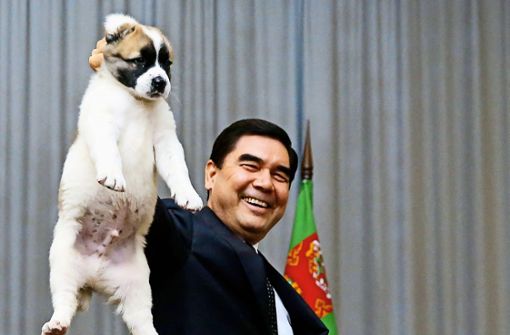 Eine Wahrheit über Turkmenistan: Das hier ist ein Hund, ein Alabai. Doch würde Staatschef Gurbanguly Berdimuchamedow (re.) sagen, es sei ein Pferd – dann wäre es eines. Foto: AFP/MAXIM SHEMETOV