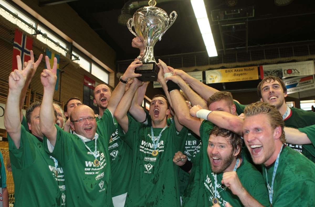 Die Mannschaft von Frisch Auf Göppingen feiert den EHF-Pokal-Sieg 2011 in Elsenfeld nach dem Endspielsieg gegen den TV Großwallstadt.
