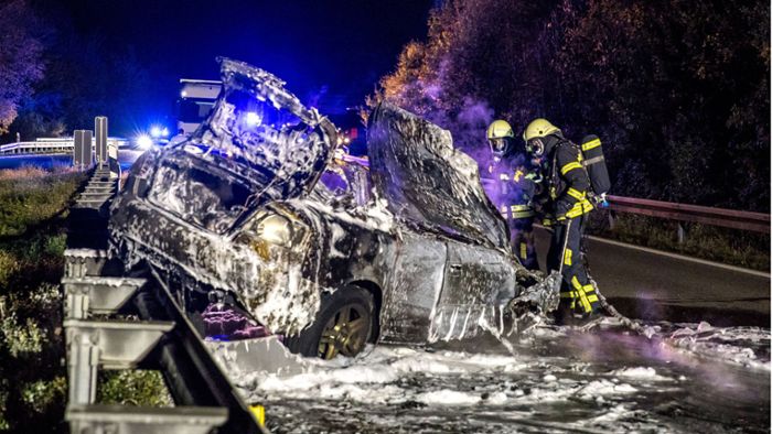 Auto fängt nach Unfall mit Lastwagen Feuer –  Fahrer flüchtet
