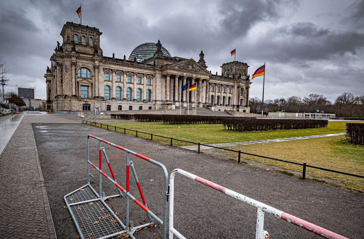 Mit der Kalaschnikow ins Parlament: Wie mutmaßliche Rechtsterroristen den Reichstag stürmen wollten