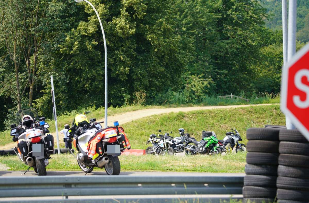 Verkehrsübungsplatz in Kirchheim: Motorrad fährt in Personengruppe – ein Toter