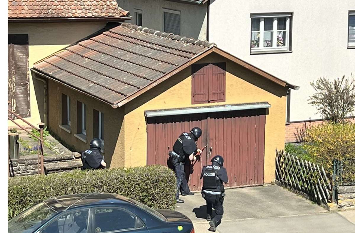 Einsatz in Hildrizhausen: Polizei umstellt Gebäude