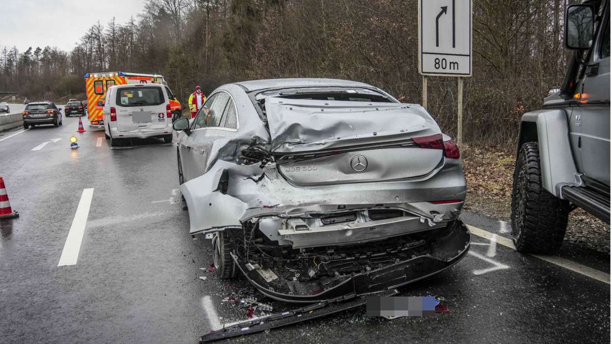 Unfall auf der B464 bei Böblingen: Drei Fahrzeuge stoßen zusammen - zwei Personen verletzt