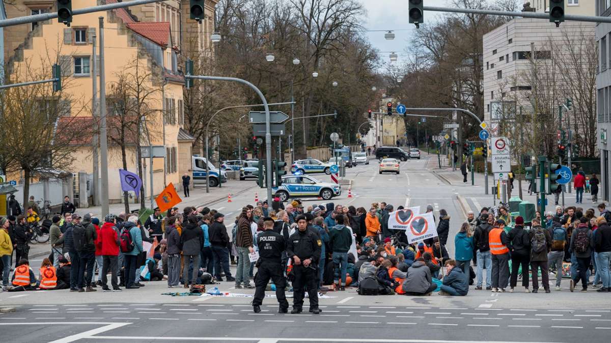 Aktivistinnen und Aktivisten der Letzten Generation blockieren eine Kreuzung in Regensburg.