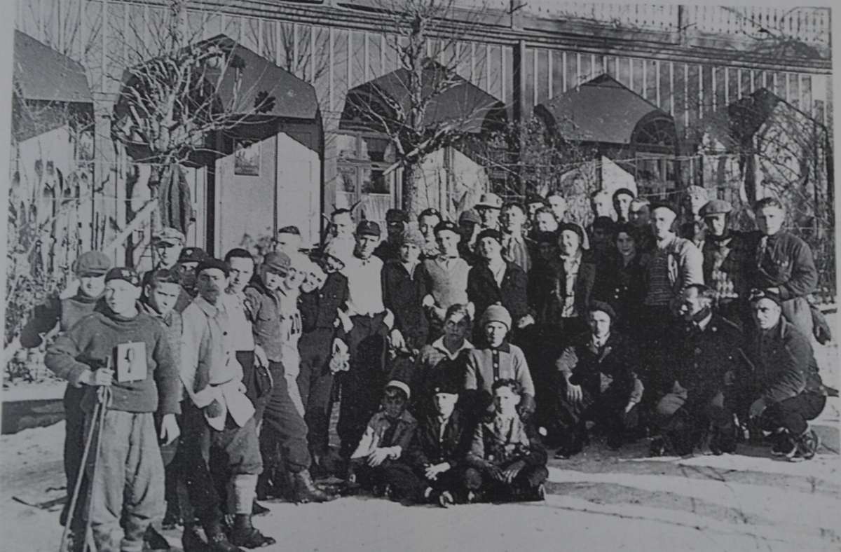 Skitreff am Kurhaus Waldburg in den 1930er Jahren.