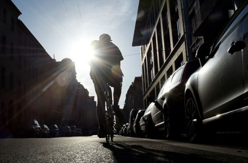 Die Polizei will mit der Aktion „sicher.mobil.leben“ bei Fahrrad- und Autofahrern für gegenseitige Rücksichtnahme werben. Foto: dpa/Tobias Hase