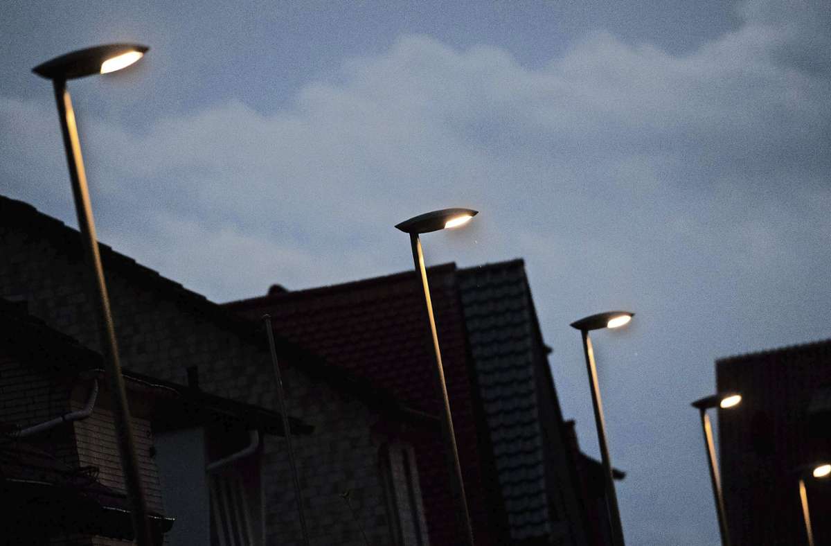 In Grafenau werden auf einen Schlag über 1000 Lampen ersetzt und auf LED-Technik umgerüstet. Foto: dpa/Fabian Sommer