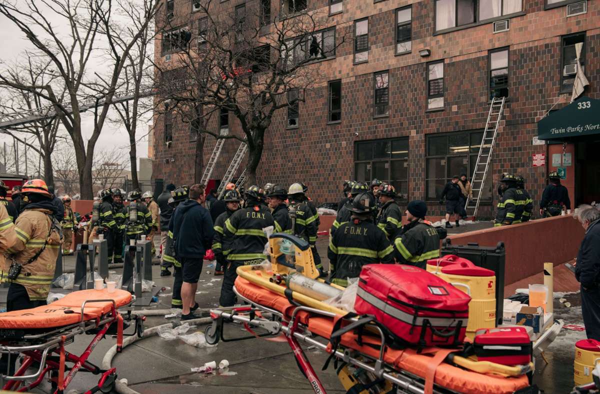Feuer-Drama in New York: 19 Tote bei Brand in Gebäude – darunter mehrere Kinder