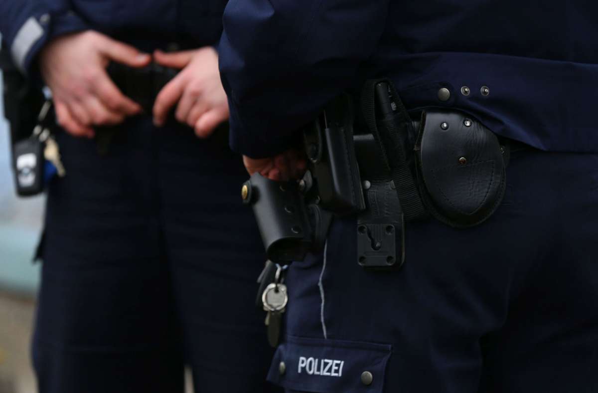 Autos mit Steinen beschädigt: Ausraster einer 33-Jährigen führt zu Polizeieinsatz in Leonberg
