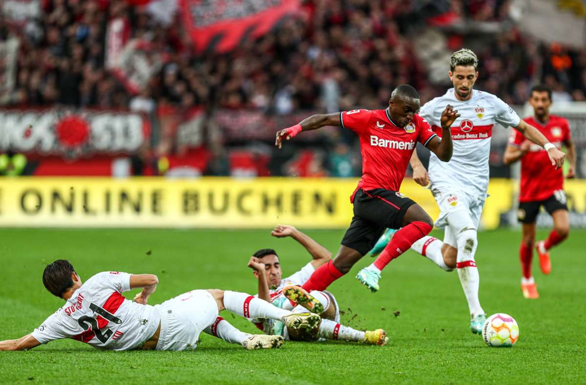 Gleich drei VfB-Spieler (Hiroki Ito, Tiago Tomas und Atakan Karazor) versuchen den Leverkusener Moussa Diaby zu bremsen – vergeblich.