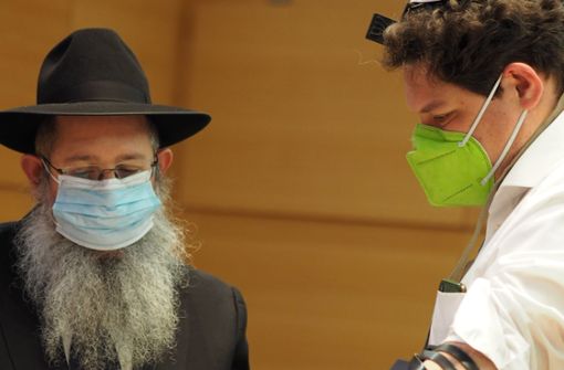 Der  jüdischen Gemeinde Ulm und deren Rabbiner Schneur Trebnik (links) fühlt sich Michael Joukov-Schwelling  verbunden, er engagiert sich im Förderverein der Synagoge. Foto: privat