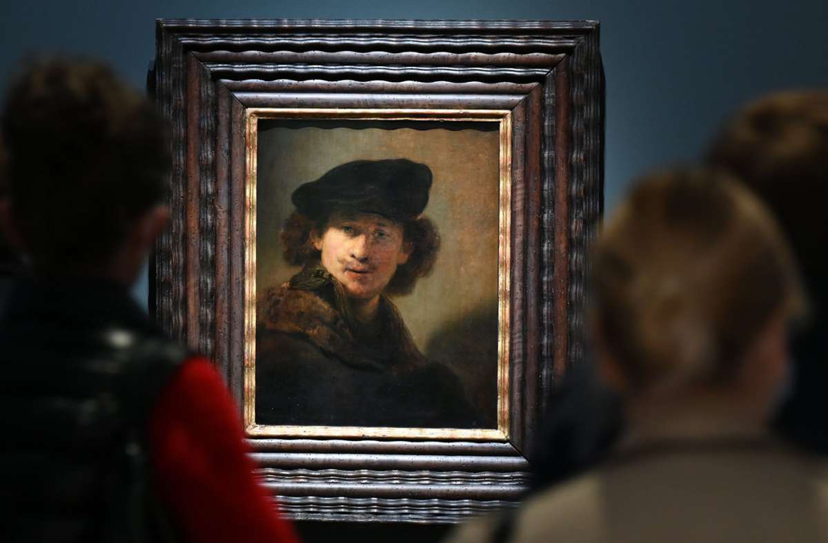 Rembrandts „Selbstbildnis mit Samtbarett und Mantel mit Pelzkragen“ (1634) ist im Frankfurter Städel-Museum zu sehen. Foto: dpa/Arne Dedert