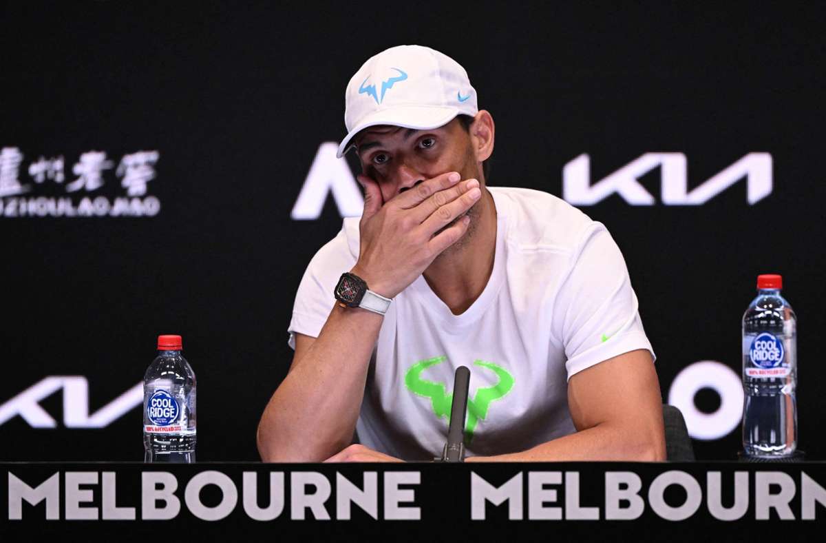 Ein von einer Verletzung geschwächter Rafael Nadal sitzt nach seiner überraschenden Niederlage in Runde zwei konsterniert bei der Pressekonferenz.