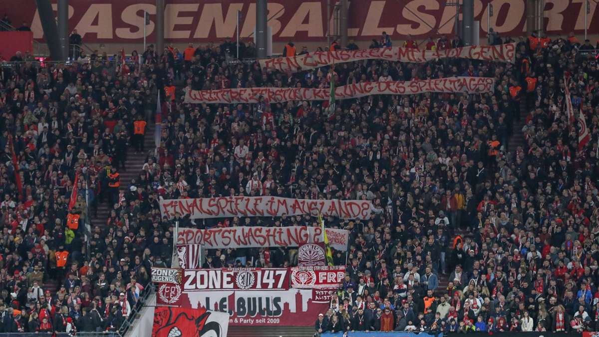 Fußball-Bundesliga: Fan stirbt bei Partie zwischen Leipzig und Gladbach