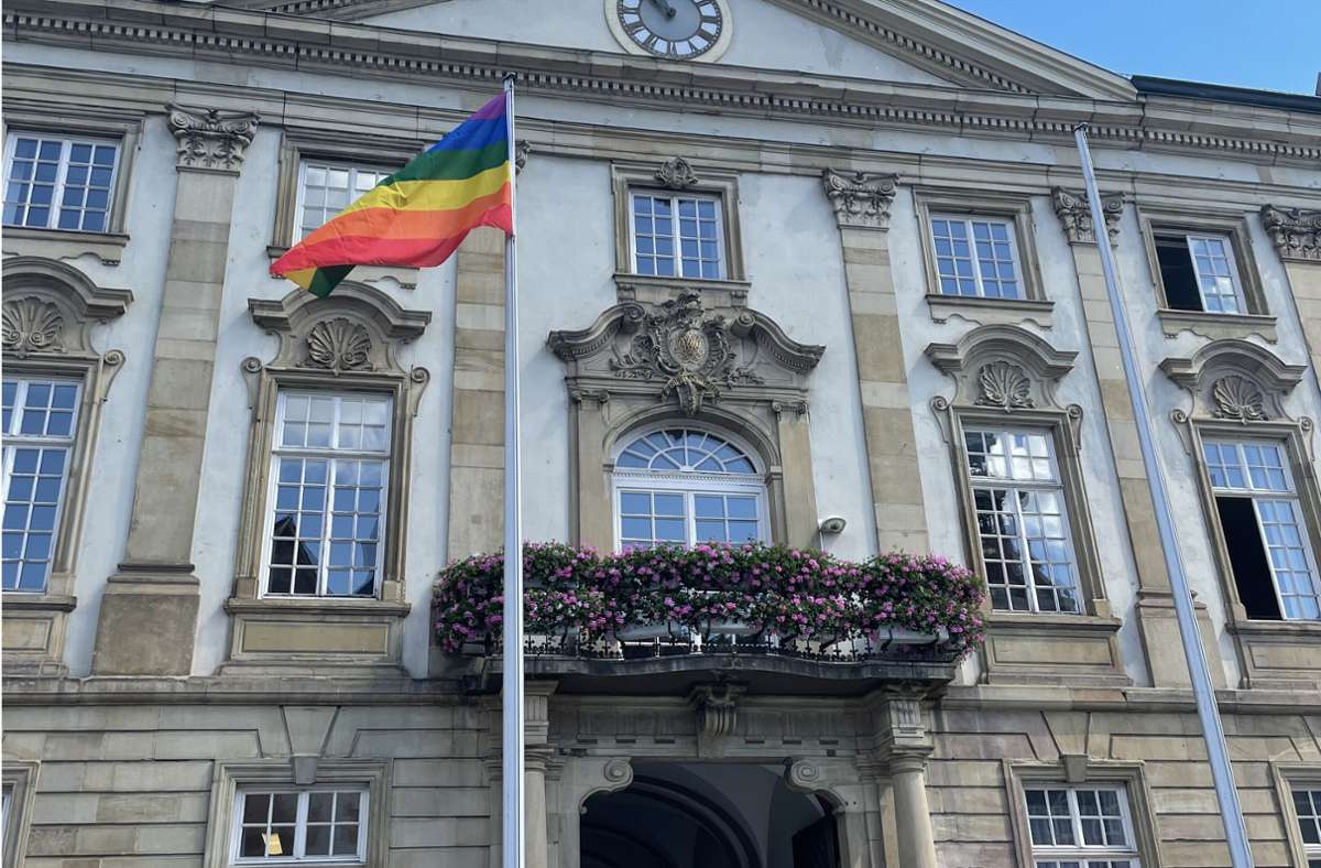 Solidarität vor EM-Spiel: Wo  in der Region Stuttgart  Regenbogenfahnen hängen