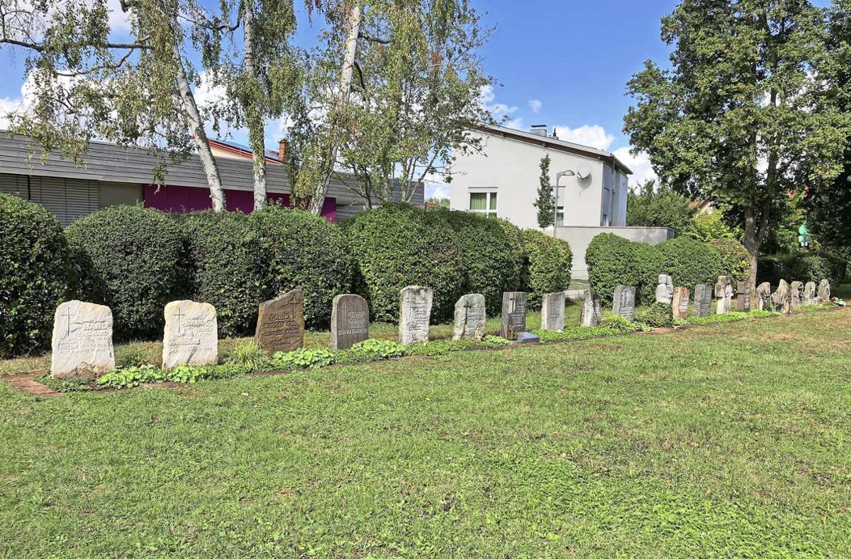 Seit an Seit liegen die Verstorbenen  auf dem Schönaicher Friedhof begraben.