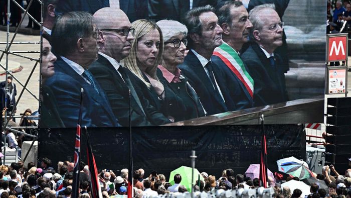 Tausende Menschen versammeln sich zu Staatsbegräbnis von Berlusconi