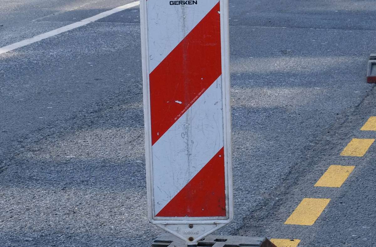 A8 bei Leonberg: Mehrere Autos durch Warnbake beschädigt –  Verursacher flüchtet