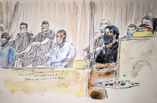 Diese Zeichnung zeigt den Angeklagten Salah Abdeslam (schwarze Maske) vor dem Gericht in Paris. Er soll einer der islamistischen Attentäter sein, die vor sechs Jahren 130 Menschen getötet haben. Foto: AFP/BENOIT PEYRUCQ