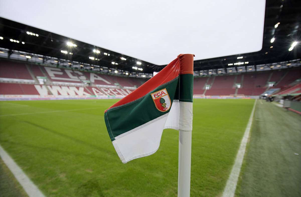 FC Augsburg: Die Fuggerstädter bieten das günstigste Trikot. Es kostet 9,95 Euro