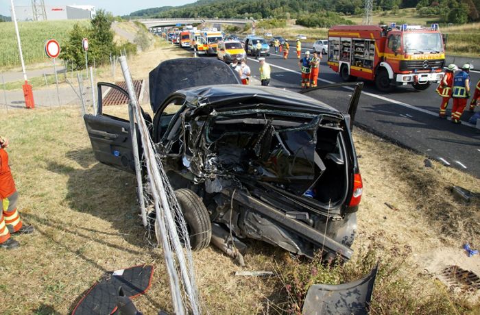 A8 bei Leonberg: In Pannenfahrzeug gekracht – drei Verletzte
