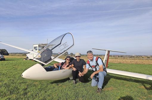 Die Jugend fliegt in der Hochleistungsklasse: Segelflugpilot Leonard Baur in der LS4, rechts daneben Pilot Farzad Nekouei und Segelflugausbilder Andreas Kollmann. Foto: Sascha Trinkle