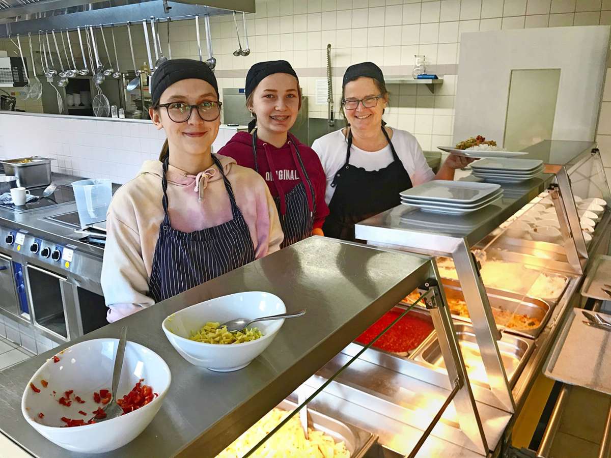 In der Mensa der Waldorfschule in Filderstadt gibt es nur alle 14 Tage  Fleisch. Schülerinnen und Schüler helfen der Küchenleiterin Susanne Arend (rechts) beim Kochen und bei der Essensausgabe. Foto: Julia Bosch