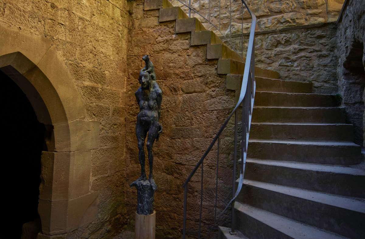 Im Treppenhaus der oben offenen Y-Burg thront eine bronzene Burghexe.