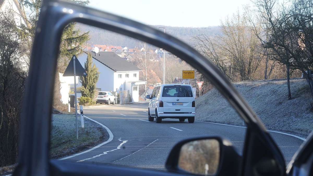 Unfall in Höpfigheim: Mit Kind im Auto in geparktes Auto gekracht