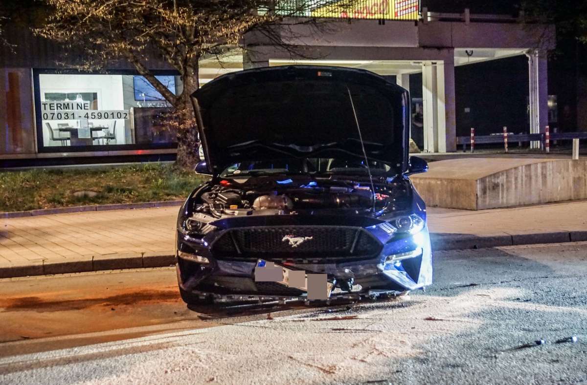 Unfall in Böblingen: Ford Mustang überfährt Mittelinsel – 25.000 Euro Schaden