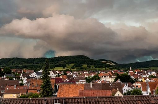 Eine Gewitterfront zieht über Neuffen im Kreis Esslingen auf. Foto: 7aktuell.de/Tim Schips