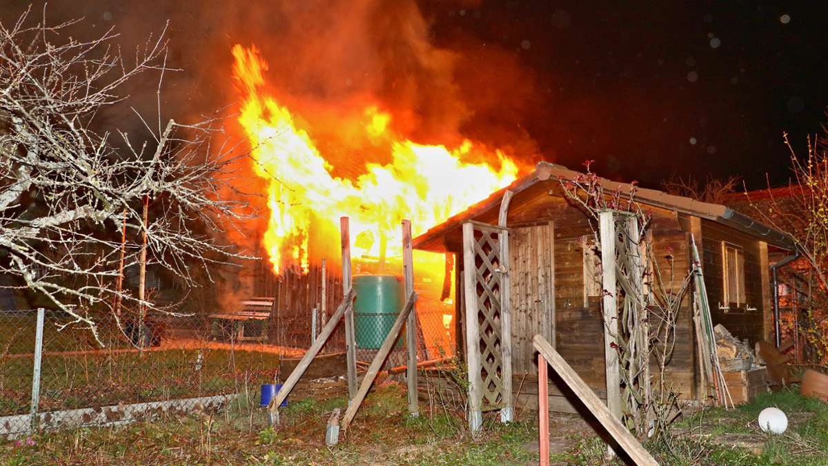 Einsatz in Korntal-Münchingen: Gartenhaus steht  in Flammen