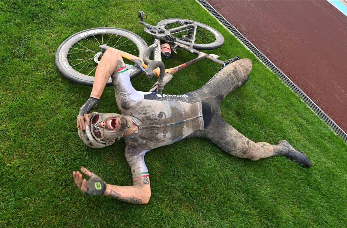 Es ist geschafft: Der Sieger der 118. Auflage von Paris-Roubaix kommt aus Italien und heißt Sonny Colbrelli. Der Rad-Europameister hat im Schlusssprint im Velodrom von Roubaix die besten Beine – und kann sein Glück gar nicht fassen.