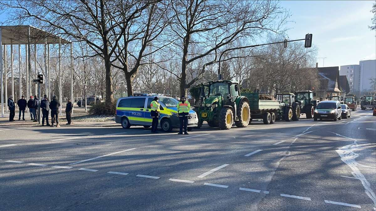 Bauernproteste im Kreis Böblingen: Traktorfahrerin schiebt Polizisten vor sich her